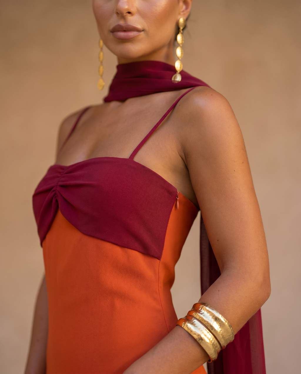 Zahara | Vestido en Naranja con Escote en Rojo
